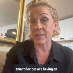 Sarah Beeny Instagram - Smart devices…so much to say but here are some of my views on the subject…! Do you agree that the government should ban children from having their own smart devices during the school day?