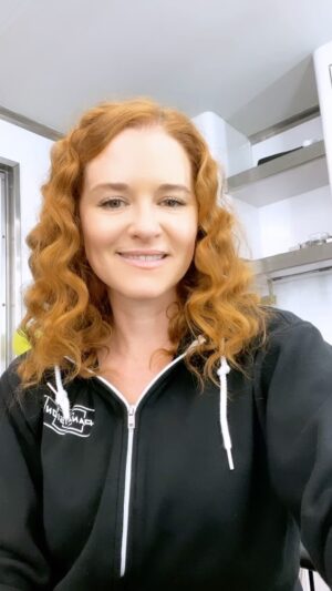 Sarah Drew Instagram - “Tara” came out to play. You can watch HOW SHE CAUGHT A KILLER from @lifetimetv on @primevideo ! Hair by @selenataylor_ and makeup by @littlemonstersstudio . Love you ladies so much!