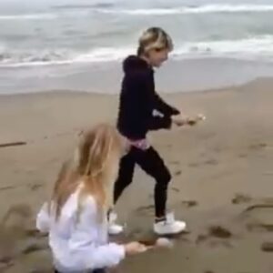 Sarah Felberbaum Instagram - Una vita insieme a te. A creare giochi, a fare progetti per scuola, a cucinare e fare casino. A ballare come le matte sotto le stelle mentre tuo padre ci guardava con quel sorriso un po’ scocciato ma tanto felice. Anni ad insegnarci reciprocamente un modo di amare diverso ed unico. Che forse non tutti capiscono ma che sicuramente, vedendoci insieme, nessuno può mettere in discussione. 
Ti amo Gaiozzi. 
Stasera balla sotto le stelle con le tue amiche, libera e felice. 
Stai diventando una donna magnifica ed io sarò sempre al tuo fianco. 
❤️