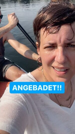 Sarah Kuttner Instagram - Ratet, wer dabei ihre Lieblingssonnenbrille im See versenkt hat! 🙄 Mein Mann sagt, er geht die später suchen. Sie könne da ja nicht geklaut werden. ❤️ Was habt ihr heute zum ersten Mal des Jahres gemacht? Und hat es gefetzt? Shoot! #sommer #SUP #baden #see