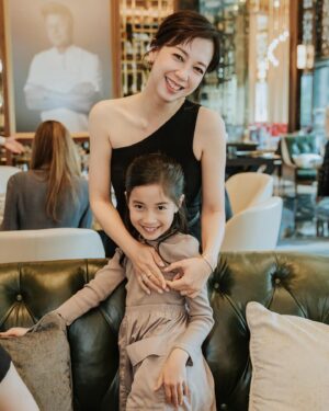 Sarah Lian Instagram - I was honored to be invited to speak on the recent “Women in Film” panel.  It means a lot to be part of an event that aims to empower and inspire the next generation of women to pursue their passions and follow their dreams. This one is extra special for me as I got to share the experience with my daughter and family in Malaysia. 
Thank you @soosheapin, @feith.london and @elemis_my for making all this possible ✨🎬#womensupportingwomen