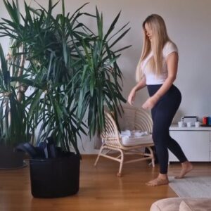 Sarah Machet Instagram - Il y'a 6 semaines je me faisais opérer de l'épaule droite, sous arthroscopie pour la réalisation d'une butée Latarjet.

J'ai redouté, et repoussé, cette opération pendant 2 ans.
Mais je n'ai plus eu le choix, alors je l'ai faite.

Vous avez suivi mon évolution depuis 6 semaines, le réveil, les douleurs, les nuits courtes, les anti-douleurs, l'immobilisation, la perte de sensibilité dans le bras, la rééducation, la souffrance, les moments down et ceux plus joyeux.

Aujourd'hui, 6 semaines après mon opération, je suis contente de vous dire que la greffe d'os a bien prise et qu'elle est consolidée à 50%. Je commence à pouvoir lever mon bras à 45° sur les cotés et 60° de face. L'arrière est pour l'instant impensable, mais bientôt j'y arriverai à nouveau 🙏.

Merci d'avoir répondu présents quand j'en ai eu besoin, merci pour votre soutien et de m'avoir accompagné dans ce moment compliqué. Merci pour votre bienveillance.

Aujourd'hui, je peux jeter mon attelle à la poubelle 💃.

Vivement la suite... conduite, porter des poids, faire du sport et tourner mon bras à 360°. J'ai encore beaucoup de chemin mais j'ai fait le plus dur ✨️.

#thankyou #love #life #instagood