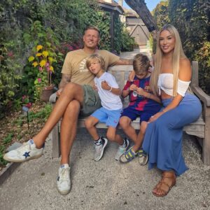 Sarah Machet Instagram - Bien sûr on est pas les meilleurs parents du monde et ce n est pas toujours évident mais on essaie de faire de notre mieux. 

Les courtes nuits de sommeil on les a aussi connues, les caprices, les crises , les moments difficiles, les engueulades, le manque de temps pour son couple aussi. 

Bien sûr, on traverse tous les mêmes périodes avec des enfants plus ou moins faciles que ceux des autres. Et on fait comme on peut. 

J'ai lu l'autre jour qu'un parent qui s'inquiète de faire bien est, de fait, déjà un bon parent. Et j'y crois dur comme fer. 

J'ai pas toujours la patience après une journée de 11h loin de la maison, au bureau, après une nuit de sommeil de 5h, après 2h de cris en voiture. Et c'est normal!

Mais le plus bizarre c'est qu'au fond de moi je me dis que je pourrais faire preuve de plus de patience... mais la réalité c'est que souvent je me sais plus oú la trouver. 

À toi pour qui c'est dur dernièrement, qui a l'impression d'être un mauvais parent ou qui se sent impuissante, TU ES FORTE ET COURAGEUSE. 

Personne n'attend de toi que tu sois une mère parfaite, tu as le droit d'être épuisée et de demander de l'aide, d'en avoir marre et de ne plus supporter, d'avoir envie de penser à toi, d'être nostalgique de l'époque oú tu avais moins de poids sur les épaules. 

Tout ceci ne fait pas de toi un mauvais parent mais une personne normale! 

Gardez le cap, tout ira bien ❤️

#parentslife #goon #happy #life