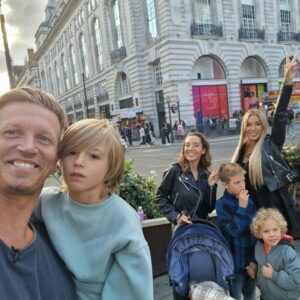 Sarah Machet Instagram - Il y'a une semaine nous étions à Londres rejoindre @tiziri_digne et sa magnifique famille 🤩.

Vous aurez l'occasion de découvrir cette incroyable rencontre dans les prochains épisodes de @mamanscelebres_tfx sur @tfxtv du lundi au vendredi à 18h.

J'ai eu l'impression de retrouver une vieille copine que je n'avais pas vue depuis des années tellement le feeling est passé.

Et vous, vos familles coup de coeur ?

#london #happy #life #family #friends