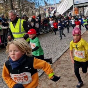 Sarah Machet Instagram - Dimanche matin, debouts à l'aube pour encourager Tao qui fait sa première course de l'escalade 🤩🥰 1.5km à parcourir en 10 minutes 🏃‍♂️

Tellement fière de mon petit...qui grandit si vite!

Et évidemment, félicitations à tous les participants! Quel bonheur de voir tous ces poussins courir et être encouragés 🤩

J'ai d'ailleurs presque perdu ma voix et ai pleuré en voyant chacun de vous franchir la ligne d'arrivée 🤣🙃 #lamèredépressive 🤣 

PS: oui mon fils a failli trébucher quand il m'a vue crier 🤣

#love from #geneva #happy #family