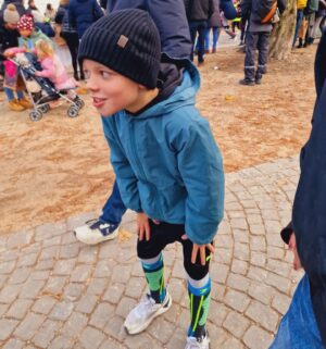 Sarah Machet Instagram - Dimanche matin, debouts à l'aube pour encourager Tao qui fait sa première course de l'escalade 🤩🥰 1.5km à parcourir en 10 minutes 🏃‍♂️

Tellement fière de mon petit...qui grandit si vite!

Et évidemment, félicitations à tous les participants! Quel bonheur de voir tous ces poussins courir et être encouragés 🤩

J'ai d'ailleurs presque perdu ma voix et ai pleuré en voyant chacun de vous franchir la ligne d'arrivée 🤣🙃 #lamèredépressive 🤣 

PS: oui mon fils a failli trébucher quand il m'a vue crier 🤣

#love from #geneva #happy #family