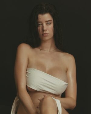 Sarah McDaniel Instagram - Praise is out now! Go listen :) link in bio ❣️