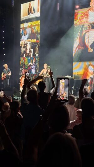 Sarah McLachlan Instagram - I can’t believe there are only four shows left of this tour leg! Which song has been your favourite? XoS

#FTE30TOUR
🎥 @vanweloveyou