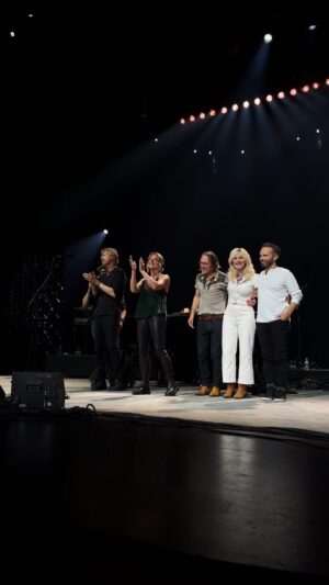 Sarah McLachlan Instagram - What a band, what a tour. Couldn’t ask for anything better, except to pick it all up again in November ❤️ #FTE30TOUR 

🎥 @vanweloveyou