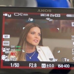 Sarah Mintz Instagram - Por fin Colombia lo sabrá directamente de mi. 🇨🇴. Gracias @divajessurum te quiero mucho 💕 @sedicedemitv ………………🎥 @volcogabriel