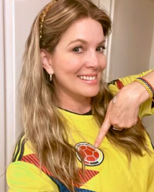 Sarah Mintz Instagram - Así o más arrayua con la camiseta 😜 
🇨🇴 Hoy es un día importante!!! Mi Colombia Bella a Ganar!!!!! 
…. Desde la distancia apoyándote 💛 💙 ❤️
#colombia 🇨🇴🇨🇴🇨🇴🇨🇴🇨🇴🇨🇴🇨🇴🇨🇴