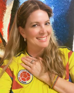 Sarah Mintz Instagram - Así o más arrayua con la camiseta 😜 
🇨🇴 Hoy es un día importante!!! Mi Colombia Bella a Ganar!!!!! 
…. Desde la distancia apoyándote 💛 💙 ❤️
#colombia 🇨🇴🇨🇴🇨🇴🇨🇴🇨🇴🇨🇴🇨🇴🇨🇴