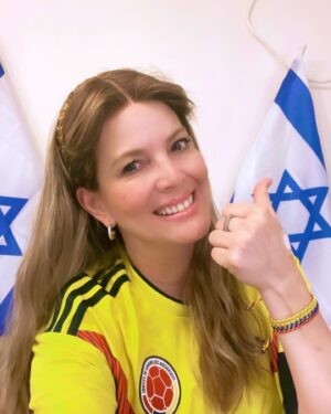 Sarah Mintz Instagram - Así o más arrayua con la camiseta 😜 
🇨🇴 Hoy es un día importante!!! Mi Colombia Bella a Ganar!!!!! 
…. Desde la distancia apoyándote 💛 💙 ❤️
#colombia 🇨🇴🇨🇴🇨🇴🇨🇴🇨🇴🇨🇴🇨🇴🇨🇴