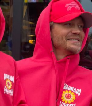 Sarah Roemer Instagram - In his pink era. 
Matching hoodies with his lil’ girls. 
@chadmichaelmurray 💗✨