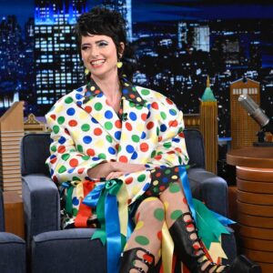 Sarah Sherman Instagram - brought my dad, my severed head, and a talking zit on @fallontonight 🫂👅

head by @louiezfx with sarah mullet wig by @jodimancusohairdesign 
zit by @monkeyboysproductions @dylan_pecora 

left foot yellow jacket by @motoguo 
styled by ashley dudek
dr jacoby 🔴🔵 makeup by @rachelmoose 
photo by 📸 @toddowyoung