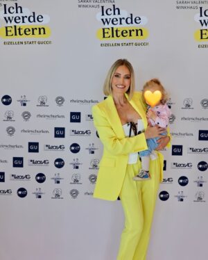 Sarah Valentina Winkhaus Instagram - Gestern ist mein zweites Baby auf die Welt gekommen! Ich werde Eltern, mein Mutmacher in Sachen Selbstbestimmung! 💛

Styling by @tanjacomba 💄@asalsahin 🫶

#eizellenstattgucci #ichwerdeeltern #socialfreezing #kinderwunsch