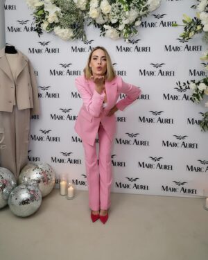 Sarah Valentina Winkhaus Instagram - Eines der Highlights diese Woche war das Marc Aurel  Showroom-Opening in Düsseldorf. Tolle Atmosphäre, gute Gespräche über die Mode im Wandel der Zeit. Erinnerungen an die Zeiten der Igedo. Gespräche über Rollenbilder. Tolle Atmosphäre, lauter bezauberndere Frauen getroffen und Symbiosen geschaffen. Und Clara war natürlich auch dabei 🩷. Danke @gossippluspr @marcaurelfashion for having me und @uweerensmann für die tollen Bilder. 💛

📸(c)@uweerensmann