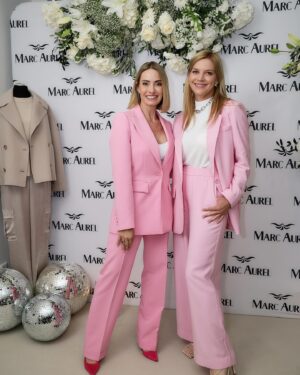 Sarah Valentina Winkhaus Instagram - Eines der Highlights diese Woche war das Marc Aurel  Showroom-Opening in Düsseldorf. Tolle Atmosphäre, gute Gespräche über die Mode im Wandel der Zeit. Erinnerungen an die Zeiten der Igedo. Gespräche über Rollenbilder. Tolle Atmosphäre, lauter bezauberndere Frauen getroffen und Symbiosen geschaffen. Und Clara war natürlich auch dabei 🩷. Danke @gossippluspr @marcaurelfashion for having me und @uweerensmann für die tollen Bilder. 💛

📸(c)@uweerensmann