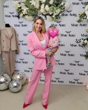 Sarah Valentina Winkhaus Instagram - Eines der Highlights diese Woche war das Marc Aurel  Showroom-Opening in Düsseldorf. Tolle Atmosphäre, gute Gespräche über die Mode im Wandel der Zeit. Erinnerungen an die Zeiten der Igedo. Gespräche über Rollenbilder. Tolle Atmosphäre, lauter bezauberndere Frauen getroffen und Symbiosen geschaffen. Und Clara war natürlich auch dabei 🩷. Danke @gossippluspr @marcaurelfashion for having me und @uweerensmann für die tollen Bilder. 💛

📸(c)@uweerensmann