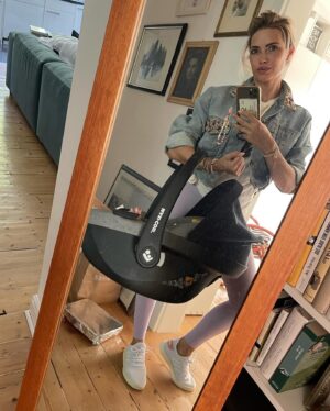 Sarah Valentina Winkhaus Instagram - It’s time for this weeks dump! 🧚🏻 #weekdump 

1.) Mein Highlight: Telefonkonferenz beim Gassi-Gehen mit Manni und Clara 👩🏼‍❤️‍👩🏼

2.) Vernissage von @giselle_ludwig_art 🖼️ 

3.) Heimat Bella Italia 🇮🇹

4.) Sonntag, 6:45 Early Bird Stream: F1 Talk vom Japan GP @f1 

5.) Clara & me ready to go to work @banijayproductionmedia 

6.) Sonntag: Artikel lesen, die die Woche interessant aber nicht tagesaktuell waren. #oldschool #allgemeinbildung #wissenistsexy 

Was war Euer Highlight diese Woche? 🫶🏼