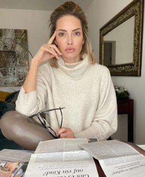 Sarah Valentina Winkhaus Instagram - Heute ist mir völlig egal, was der Algorithmus zu diesem Post sagt. Einmal die Woche gibt’s den Truth Tuesday. Schockierende Wahrheit: Ich lese Artikel. Ja, auf Papier. Meine Mutter fungiert als Presseagentur: Mehrmals die Woche kommen große Briefumschläge mit Artikeln aus allen erdenklichen Tageszeitungen, die mich interessieren. Sport, Gesellschaft, Kultur, Politik. Ich nehme sie überall hin mit, egal wo ich gerade bin. Vielleicht muss ich warten und dann lese ich. Ich liebe es, wissen anzusammeln, Verknüpfungen herzustellen. Man sieht nur, was man weiß.
Truth is: Ich bin ein Nerd. Zur Zeit recherchiere ich für mein Buch. Heute habe ich mich mit der Frage beschäftigt, wie viel Egoismus im Kinderwunsch liegt. Wo liegen die Grenzen bei der Selbstbestimmung? Habe Revue passieren lassen, wie oft ich das Gefühl hatte, ich müsse mich rechtfertigen, weil ich auf die Vereinbarkeit von Familie und Beruf bestand, ohne den faulen Kompromiss bei der Partnerwahl einzugehen, um später doch mein Diplom über den Küchenherd zu hängen. Ich hab mich an den Zeitdruck, an den gesellschaftlichen, an den Druck, den ich mir selber gemacht habe erinnert. 
Und jetzt sitze ich hier, schreibe an meinem Buch, während meine kleine Tochter in der Krippe ist und ich kann mein Glück kaum fassen. Wo ein Wille da ein Weg. Abgedroschen aber ist tatsächlich so. Ich wünsche euch einen wunderschönen Tag ihr Lieben 🫶