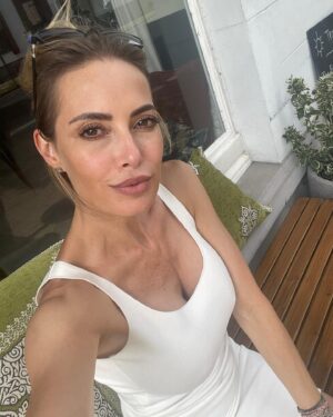 Sarah Valentina Winkhaus Instagram - Happy weekend, ihr Lieben! 🫶🏼
Es wurde mal wieder Zeit für ein Selfie von mir. ✨

Ich hoffe, ihr genießt den Samstag Abend. Wie verbringt ihr euer Wochenende? 💘