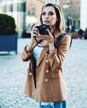 Sarah Valentina Winkhaus Instagram - We are living in a time where intelligent people are being silenced so that stupid people won’t be offended. Stay focused and don’t give up. Stand to your believes, get angry it means that you care, lead by example and try to change things for a better.
#leadbyexample #idealist #society #openmind