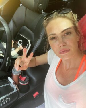 Sarah Valentina Winkhaus Instagram - KW 31 #weekdump 

Die Bilder-Reihe fasst gut zusammen, was die letzten Tage so bei mir passiert ist! 😅

1) Auf dem Weg zu einem Termin - Clara ist auch am Start ✨
2) Blumen 💐
3) 1500 KM mit Kind & Hund 🐕 
4) Spaziergang mit der Crew
5) No comment needed
6) Workout completed ✔️ 
7) Best tartufo Pasta by @prinzinger_by_saittavini 
8) Kirmes am Rhein, da musste ich gleich an @leon_harth denken 🥊 

Was haltet ihr davon, wenn ich euch häufiger einen Einblick in meine Woche gebe? 🫶🏼

Genießt euren Sonntag Abend! #mumlife #mumlifeunfiltered