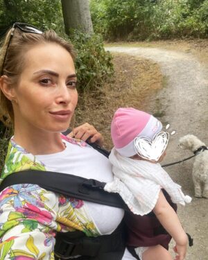 Sarah Valentina Winkhaus Instagram - KW 31 #weekdump 

Die Bilder-Reihe fasst gut zusammen, was die letzten Tage so bei mir passiert ist! 😅

1) Auf dem Weg zu einem Termin - Clara ist auch am Start ✨
2) Blumen 💐
3) 1500 KM mit Kind & Hund 🐕 
4) Spaziergang mit der Crew
5) No comment needed
6) Workout completed ✔️ 
7) Best tartufo Pasta by @prinzinger_by_saittavini 
8) Kirmes am Rhein, da musste ich gleich an @leon_harth denken 🥊 

Was haltet ihr davon, wenn ich euch häufiger einen Einblick in meine Woche gebe? 🫶🏼

Genießt euren Sonntag Abend! #mumlife #mumlifeunfiltered