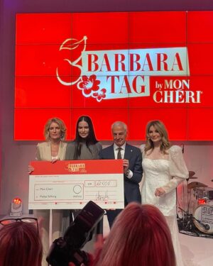 Sarah Valentina Winkhaus Instagram - Welche kleinen Freuden fügen eurem Tag eine 'Mon Cheri'-Note hinzu? 🍒

Zum 15. Mal hat gestern die @moncheri.deutschland Gala in München stattgefunden, moderiert von der wunderbaren @fraukeludowig_official Glückspatin war Topmodel Mama @adrianalima. Für Maria Furtwänglers Stiftung @malisa_stiftung #gegengewaltanfrauen kamen 60.000€ zusammen. Danke an @moncheri.deutschland und @bwmcommunications für die Einladung und den wunderschönen Abend ♥️

#glück #dankbar #moncheribarbaratag #femaleempowerment