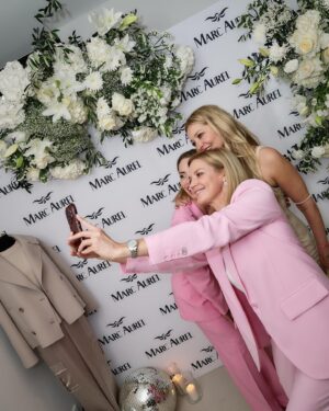 Sarah Valentina Winkhaus Instagram - Eines der Highlights diese Woche war das Marc Aurel  Showroom-Opening in Düsseldorf. Tolle Atmosphäre, gute Gespräche über die Mode im Wandel der Zeit. Erinnerungen an die Zeiten der Igedo. Gespräche über Rollenbilder. Tolle Atmosphäre, lauter bezauberndere Frauen getroffen und Symbiosen geschaffen. Und Clara war natürlich auch dabei 🩷. Danke @gossippluspr @marcaurelfashion for having me und @uweerensmann für die tollen Bilder. 💛

📸(c)@uweerensmann