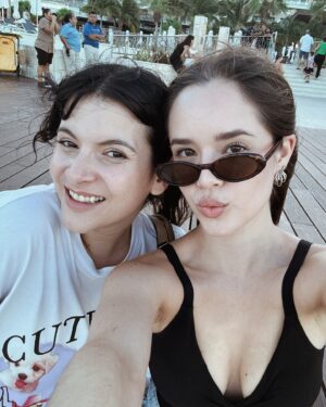 Saraí Meza Instagram - Me van a disculparrrrrr pero este día se tomaron muchas fotos que no podían quedarse a envejecer en mi carrete 
1. La selfie que faltaba en mi perfil
2. Un muellecito muy coqueto 
3. Amistad es amigo @sarnadamas 🩷 
4. KHAAAAA 🤯 un poquito de lo que vivimos en Cirque Du Soleil gracias a @viajeslili 
5 y 6. Esque me enamoré de este vestido !!!!
7. Si miran mucho tiempo parece glitter ✨ 
8. Sin audio para que no nos funen 
9. Bañaditas 
10 y 11. Sunset y playa <3