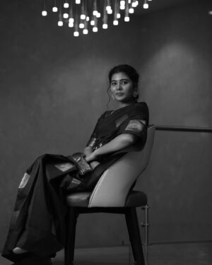Saranya Pradeep Instagram - Classics never go out of style #sareelove 
🖤💙🤍

Makeup & Hair : @makeup_artistry_by_jeevani 

Photographey : @infocusphotography_madhu 

.
.
.
. 
#sareelove #sareefashion #vintage #style #beauty #blackandwhite #photography #photooftheday 
#retro #feels #comfy #cozy #sareelover #fashion #pattusaree #design #traditional #art #culture #history #beautiful #heritage #instagood #india #💙 #🖤 #🤍
