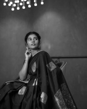 Saranya Pradeep Instagram - Classics never go out of style #sareelove 
🖤💙🤍

Makeup & Hair : @makeup_artistry_by_jeevani 

Photographey : @infocusphotography_madhu 

.
.
.
. 
#sareelove #sareefashion #vintage #style #beauty #blackandwhite #photography #photooftheday 
#retro #feels #comfy #cozy #sareelover #fashion #pattusaree #design #traditional #art #culture #history #beautiful #heritage #instagood #india #💙 #🖤 #🤍