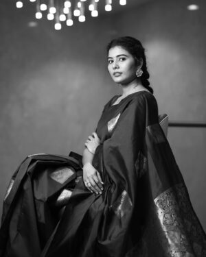 Saranya Pradeep Instagram - Classics never go out of style #sareelove 
🖤💙🤍

Makeup & Hair : @makeup_artistry_by_jeevani 

Photographey : @infocusphotography_madhu 

.
.
.
. 
#sareelove #sareefashion #vintage #style #beauty #blackandwhite #photography #photooftheday 
#retro #feels #comfy #cozy #sareelover #fashion #pattusaree #design #traditional #art #culture #history #beautiful #heritage #instagood #india #💙 #🖤 #🤍
