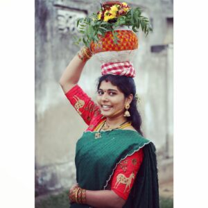 Saranya Pradeep Instagram - బోనాల పండగ 
🌺🌸🌼

PC : మొగుడు 😘🫶@pradeepmanku 

#bonalu #village #festival #family
#familytime #festivewear #villagelife #festive #saree
#festivevibes #festivaloutfit #tradition #sareelove #sareefashion #indianwear #green #greens #sareelover
#wednesday