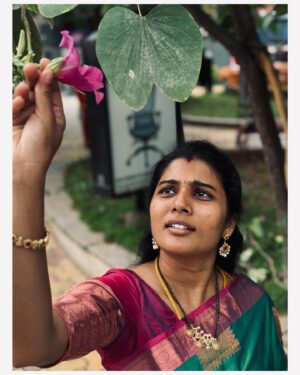 Saranya Pradeep Instagram - Hey Nature..Same pinch 😜
 🩷💚🩵

PC : #mogudu 😘🫶🏻 
 @pradeepmanku 

 
 

 

#green #pink #sareelover #sareefashion #tradition #art #live #love #sareestyle #forever #southindiafashion #indiantextile #handloomsarees #sareesofinstagram #marriageseason #dresscode #sareecollection #elegance #beauty #simplicity #designersarees #sareelovers #fashionstyle #pattusaree #fashion #indianwear #close #to #nature