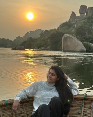 Saranya Pradeep Instagram - Serenity in a scenery ☀️

PC : #mogudu 
@pradeepmanku 

 

#sunrise #nature #photography #sky #sun #landscape #river #naturephotography #photooftheday #travel #love #clouds #ig #sunrisephotography #beautiful  #morning #landscapephotography #instagood #winter #travelphotography #picoftheday #goodmorning #naturelovers #water #photo #instagram #hills #rocks #colorsofnature
