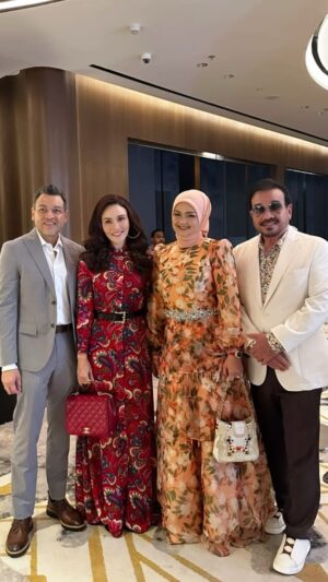 Sarimah Ibrahim Instagram - What a wonderful night celebrating @ctdk and Datuk Khalid's 18th wedding Anniversary ❤️❤️💋 @jamienx200t