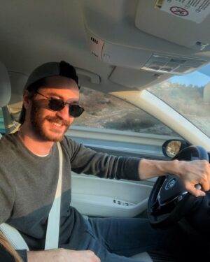 Sarp Can Köroğlu Instagram - Yola çıkmayı yolda olmayı hep sevmişimdir... Bu da geçen sene kim bilir hangi yollarda kaybolurken 😊 yakındır yine yollar... 📸: @merveearkun