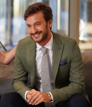 Sarp Can Köroğlu Instagram - Bugün günlerden cuma ve siz ne olduğunu çok iyi biliyorsunuz 😍 20:00’da @foxturkiye’de @bayyanlisfox 👊🏿 @goldfilmyapim #yazfoxtabirbaşkagüzel #bayyanlış