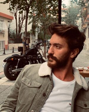 Sarp Can Köroğlu Instagram - Epey olmuştu Moda’ya gelmeyeli 😊
Bu arada çok sevdiğim bir arkadaşımın dükkanına geldim, @wakeandcakeofficial gayet lezzetli ve torpil yapmıyorum, denemeye fazlasıyla değer ✌🏼✌🏼