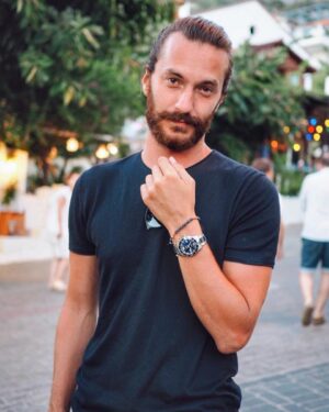 Sarp Can Köroğlu Instagram - Uzun saç, uzun sakal, bronz ten, hava sıcak ve hafif deniz kokulu, mis gibi Kaş’tayız 😔 Yakındır umarım bu günler...