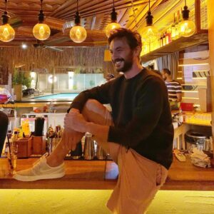 Sarp Can Köroğlu Instagram - Yaz biterken ben desem... yalan olur :) ama olsun yine de hep gülelim 😀