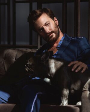 Sarp Can Köroğlu Instagram - 🧔 🐕 🛋 —————————————————
📷:@umitkaralar for @retouchmagist