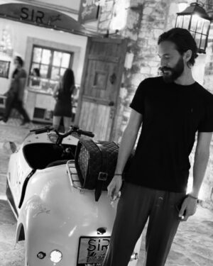 Sarp Can Köroğlu Instagram - Feeling black tonight… ⚫️⚫️⚫️