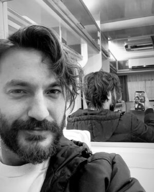 Sarp Can Köroğlu Instagram - Saçlar uzadıkça uzuyor. Uzasın, bir iki haftaya toplayalım mı yoksa hafiften kısalsın mı ? Nedir düşünceleriniz ?