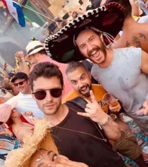 Sarp Can Köroğlu Instagram - Ulan ne eğlenmiştik beee. Çok çok çok özledim bu ekibi ve bu tatili 🌈🌈🌈 #tomorrowland to be continued…
