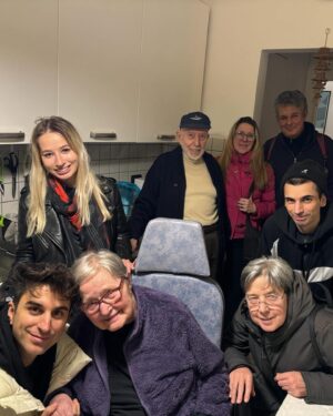 Sascha Burci Instagram - Che strano dire: “La mia vacanza in Italia”🇮🇹
Questo è un post molto importante per me che voglio ricordare, dove racchiudo tante emozioni, famiglia, parenti e luoghi non visitati da tantissimo tempo. È così strano ma altamente piacevole vedere le cose da un’altra prospettiva. Godermi il posto dove sono nato ma senza problemi come farebbe un turista. 
L’Italia da visitare è proprio un bel posto, ci tornerò presto per altre vacanze sicuramente ❤️ Per ora colleziono tutti i bei momenti e si torna carichi a conquistare il mondo.

PS: Buona Pasqua, un ottimo momento per stare con i parenti ❤️