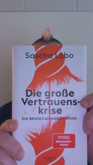Sascha Lobo Instagram - Mein neues Buch ist draußen: „Die große Vertrauenkrise - ein Bewältigungskompass“.

Es geht natürlich um dieses ungute Gefühl, dass so viel Vertrauen in Politik, Staat, Parteien, aber auch in Medien oder Wirtschaft zerstört wurde in den letzten Jahren. Es ist zum Beispiel für eine Demokratie ziemlich katastrophal, wenn kaum noch jemand glaubt, dass Parteien überhaupt für die Bevölkerung arbeiten.

Aber keine Angst - natürlich analysiere ich im Buch, wie die hroße Vertrauenskrise entstanden ist, und das ist teilweise schmerzhaft zu lesen. Aber ich bin fest davon überzeugt, dass die Vertrauenskrise lösbar ist, und dafür mache ich auch konkrete Vorschläge. 

Das Buch ist bei @kiwi_verlag erschienen, ist überall zu kaufen, wo es Bücher gibt, in allen Formen, in denen es Bücher gibt. Es würde mich sehr sehr freuen, wenn Ihr es bestellt und lest <3 
#vertrauenskrise #vertrauen #politik 

Es würde mich freuen, wenn Ihr hineinlest